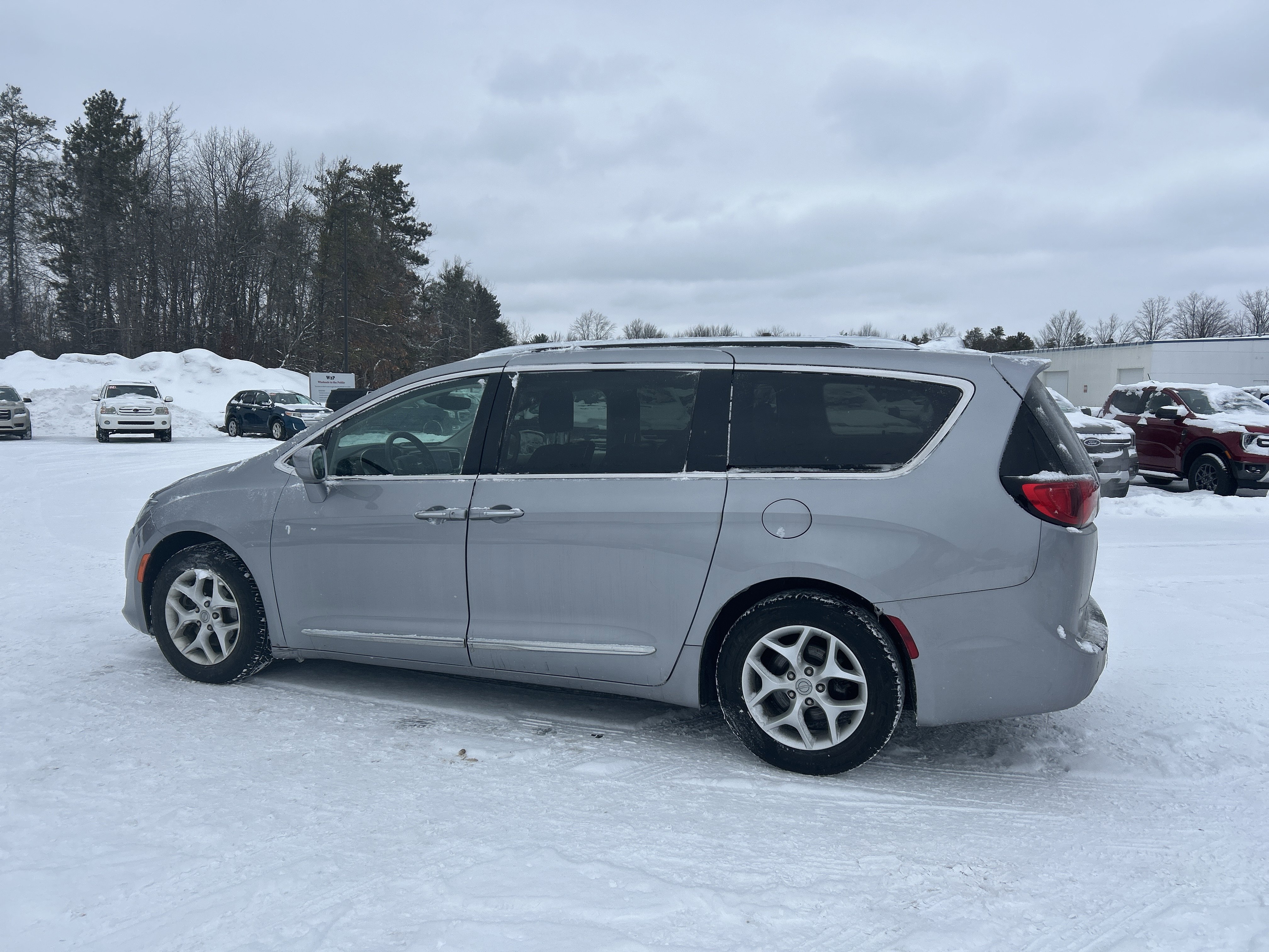 Used 2018 Chrysler Pacifica Touring-L Plus w/ Tire & Wheel Group image 6