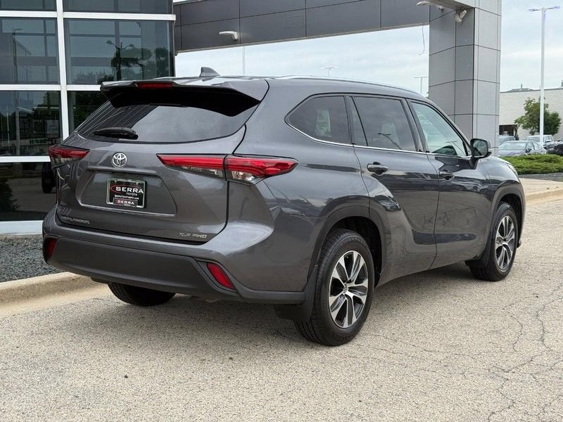 Used 2021 Toyota Highlander XLE AWD/4WD image 3