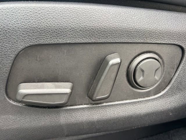 Used 2024 Kia Carnival LX FWD image 29