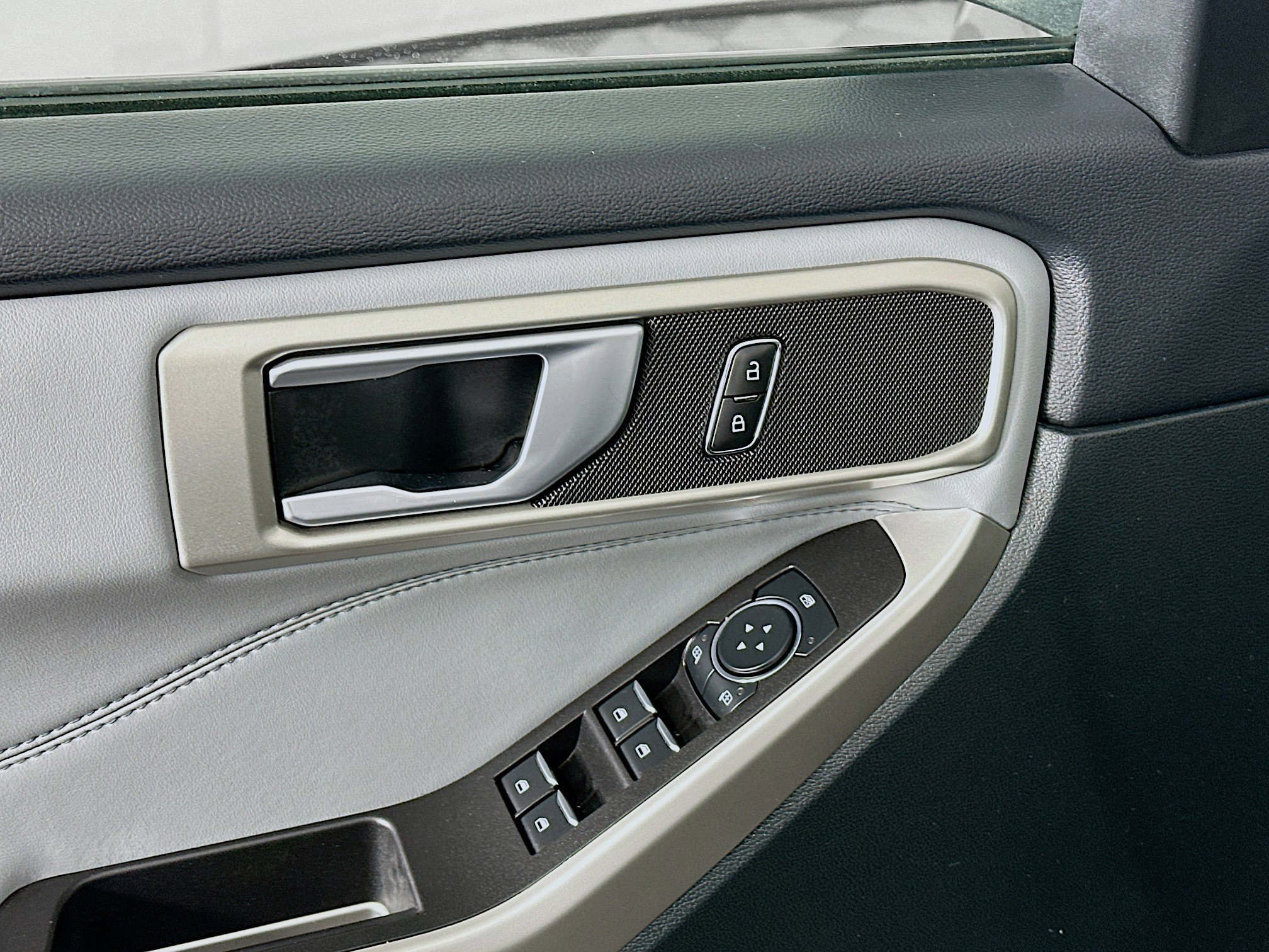 Used 2023 Ford Explorer XLT w/ Equipment Group 202A image 15