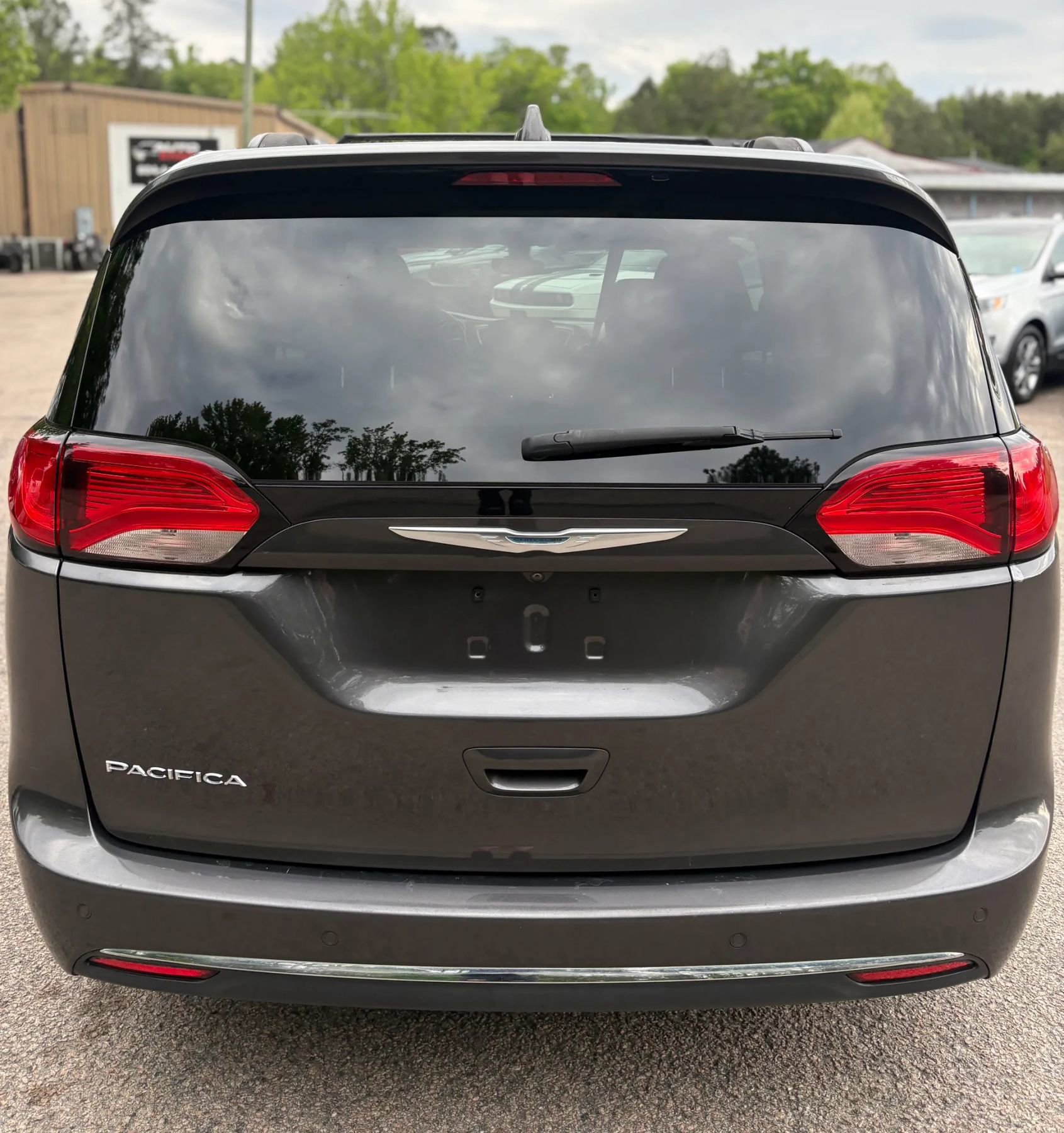 Used 2017 Chrysler Pacifica Touring-L w/ Tire & Wheel Group FWD image 5