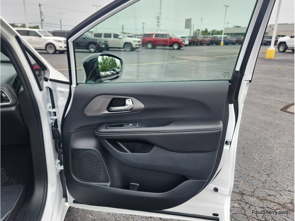 New 2027 Chrysler Pacifica Limited FWD image 39