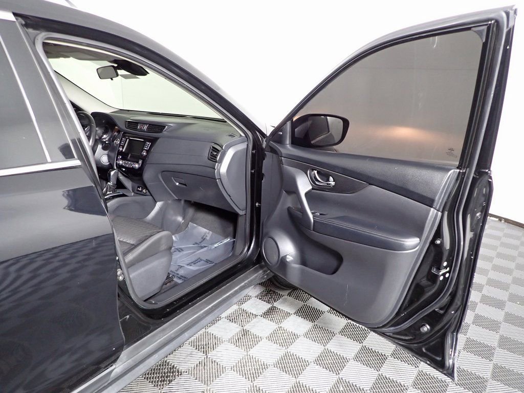 Used 2020 Nissan Rogue SV image 40