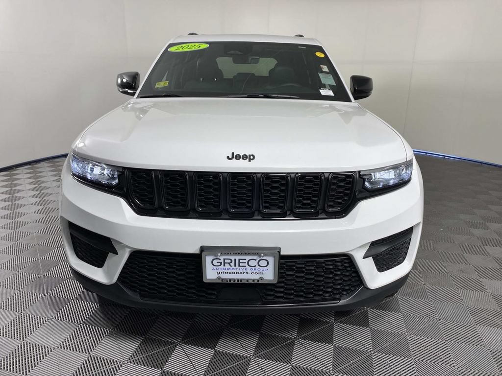 Used 2025 Jeep Grand Cherokee Altitude AWD/4WD image 3