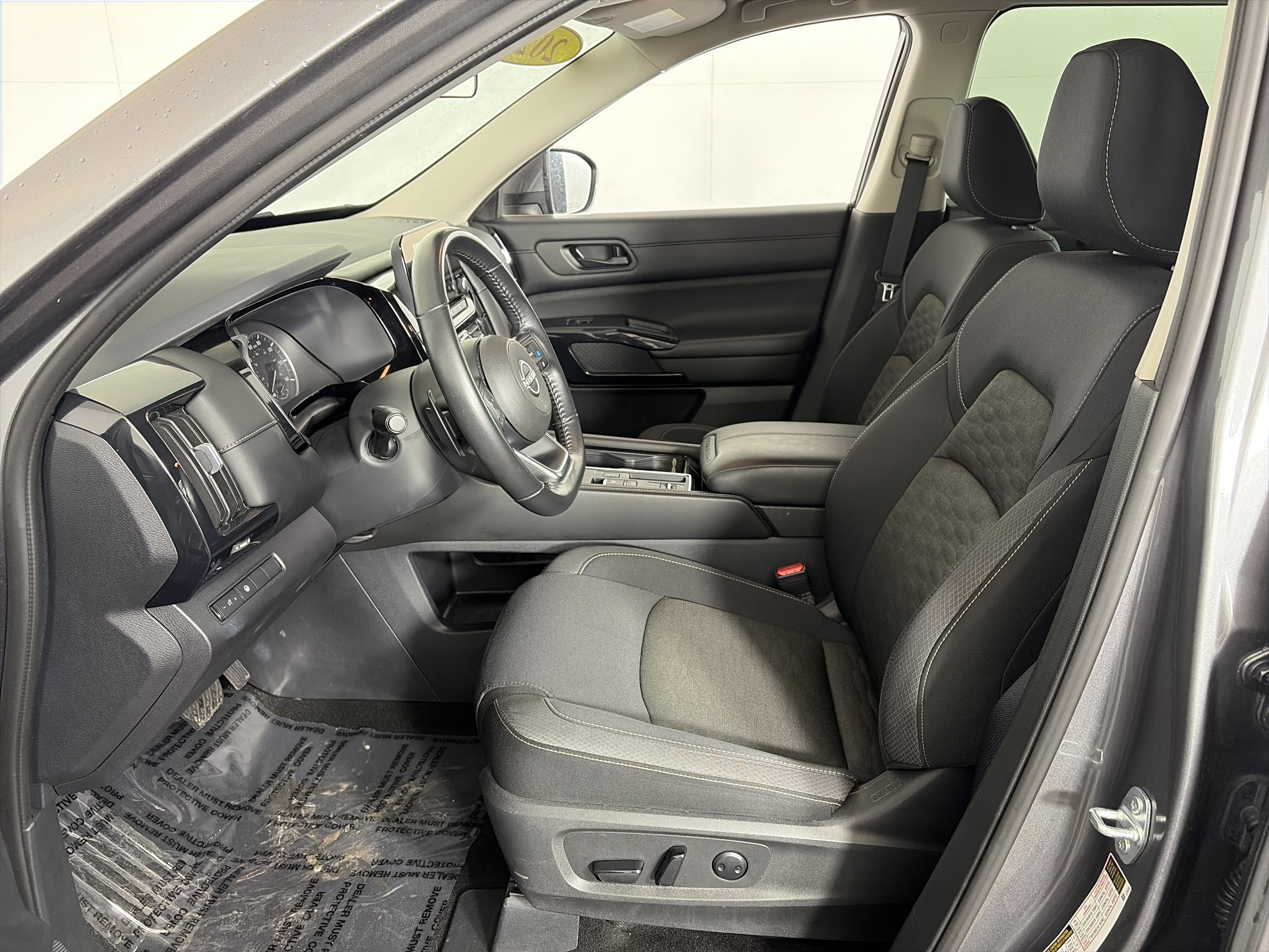 Used 2024 Nissan Pathfinder SV image 6