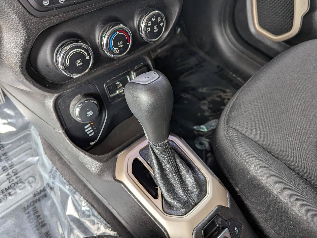Used 2017 Jeep Renegade Latitude w/ Cold Weather Group AWD/4WD image 18