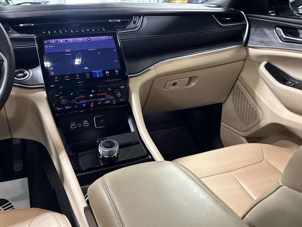 Used 2024 Jeep Grand Cherokee L Limited w/ Black Appearance Package image 28