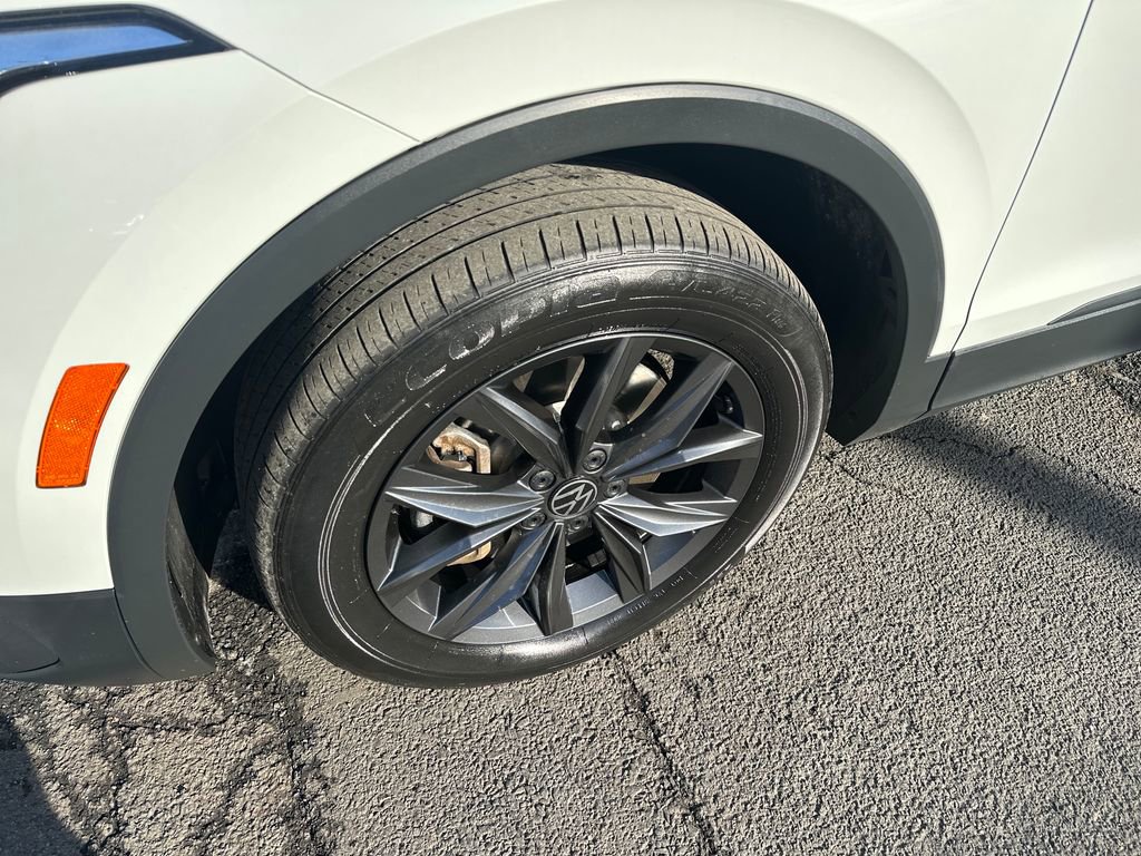 Used 2022 Volkswagen Tiguan SE image 2