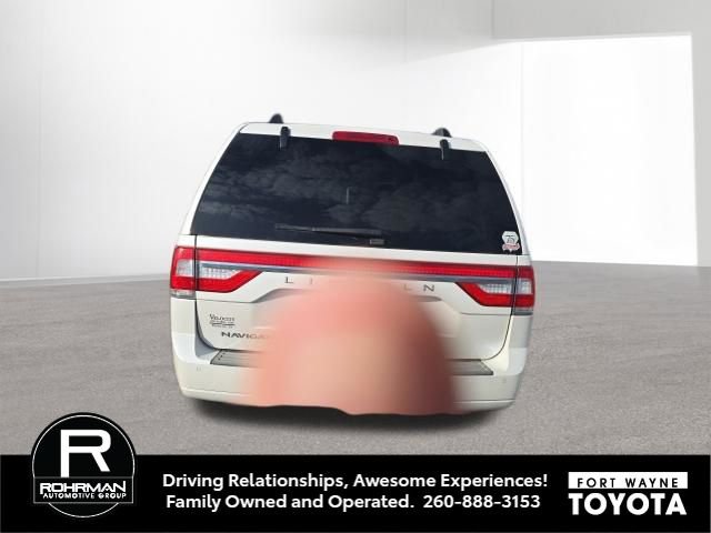 Used 2017 Lincoln Navigator Select image 4