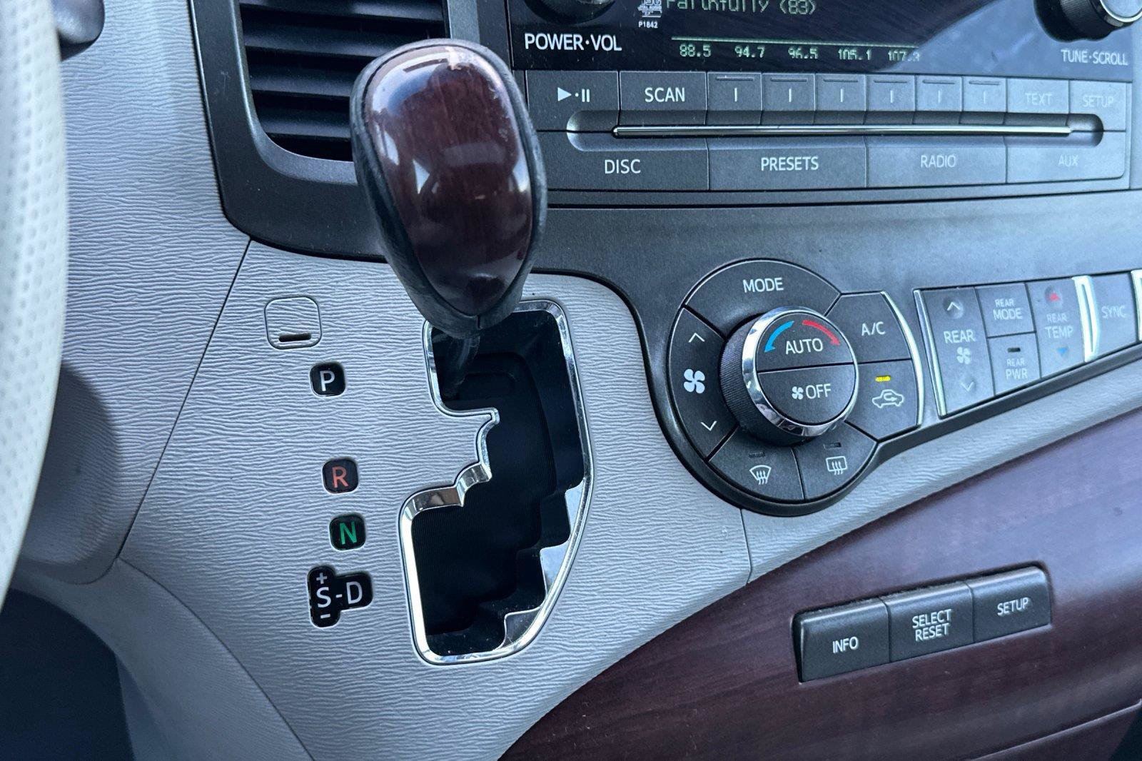 Used 2014 Toyota Sienna XLE FWD image 22
