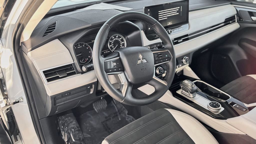 Used 2025 Mitsubishi Outlander SE FWD image 2