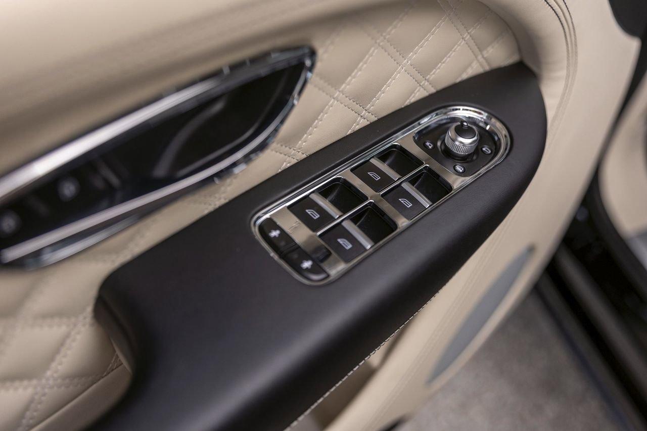 Used 2021 Bentley Bentayga AWD/4WD image 40