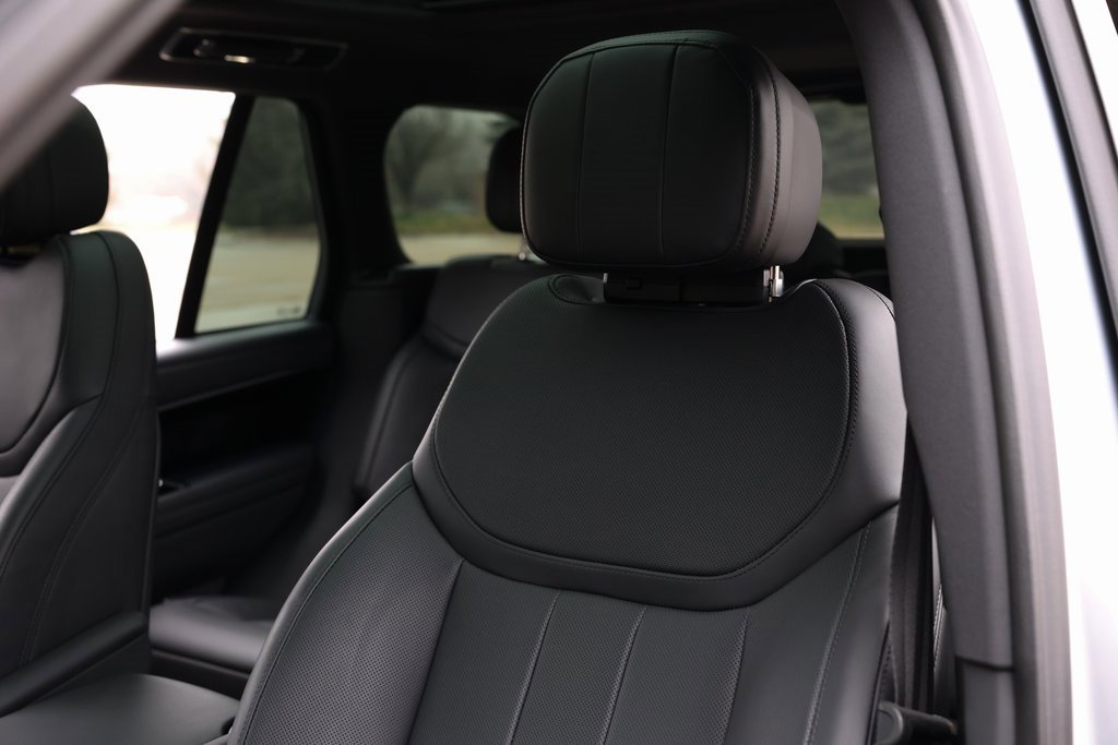 Used 2025 Land Rover Range Rover SE image 40