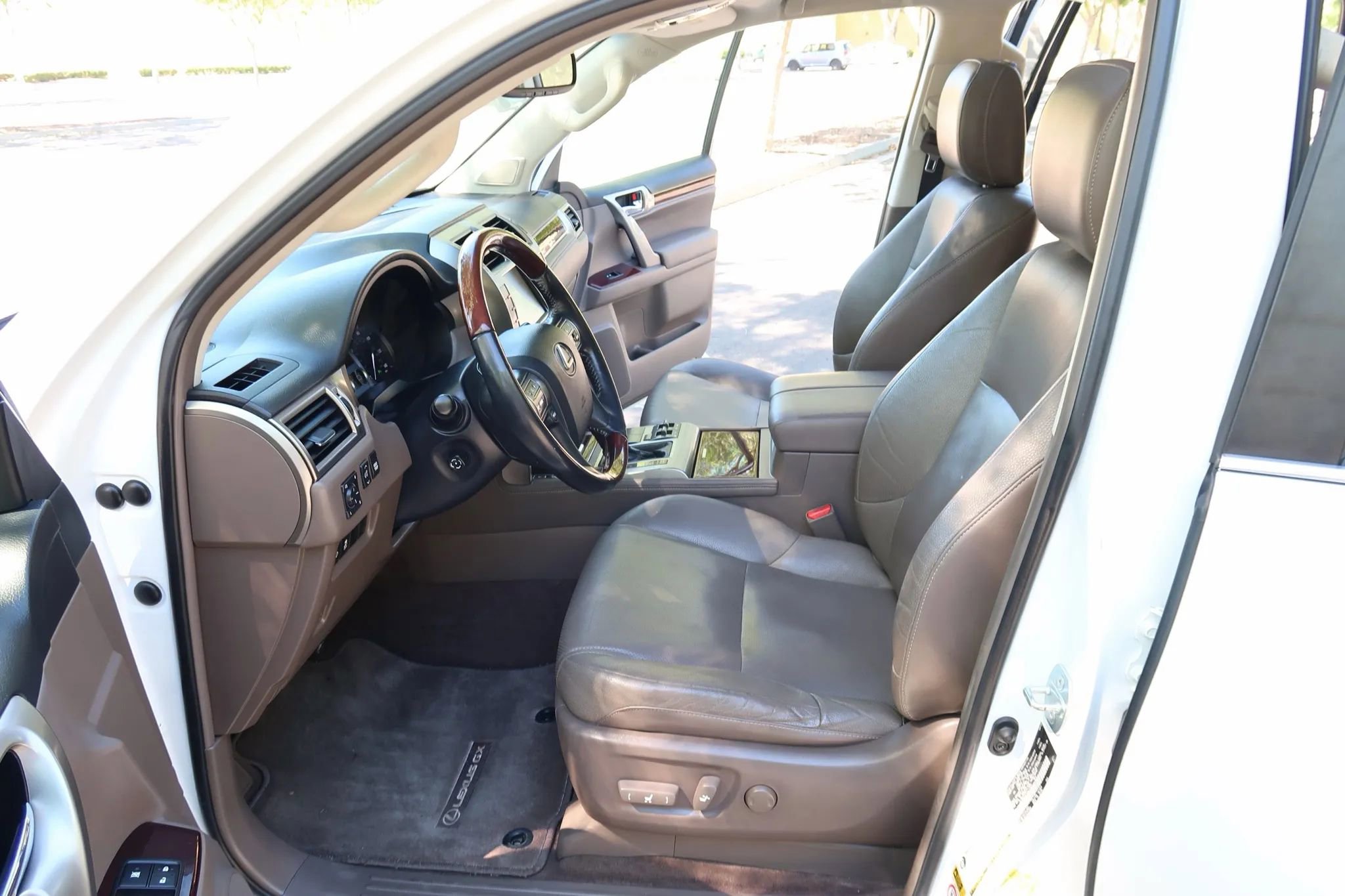 Used 2015 Lexus GX 460 w/ Premium Package AWD/4WD image 9