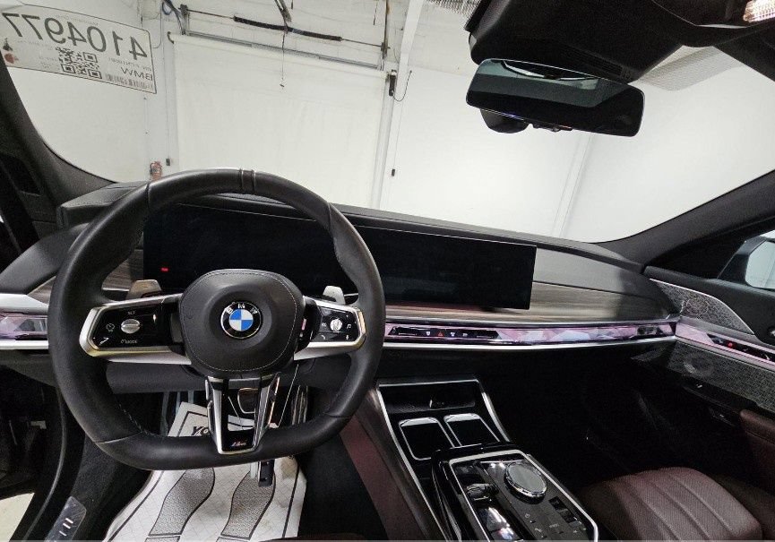 Used 2023 BMW 760i xDrive AWD/4WD image 3