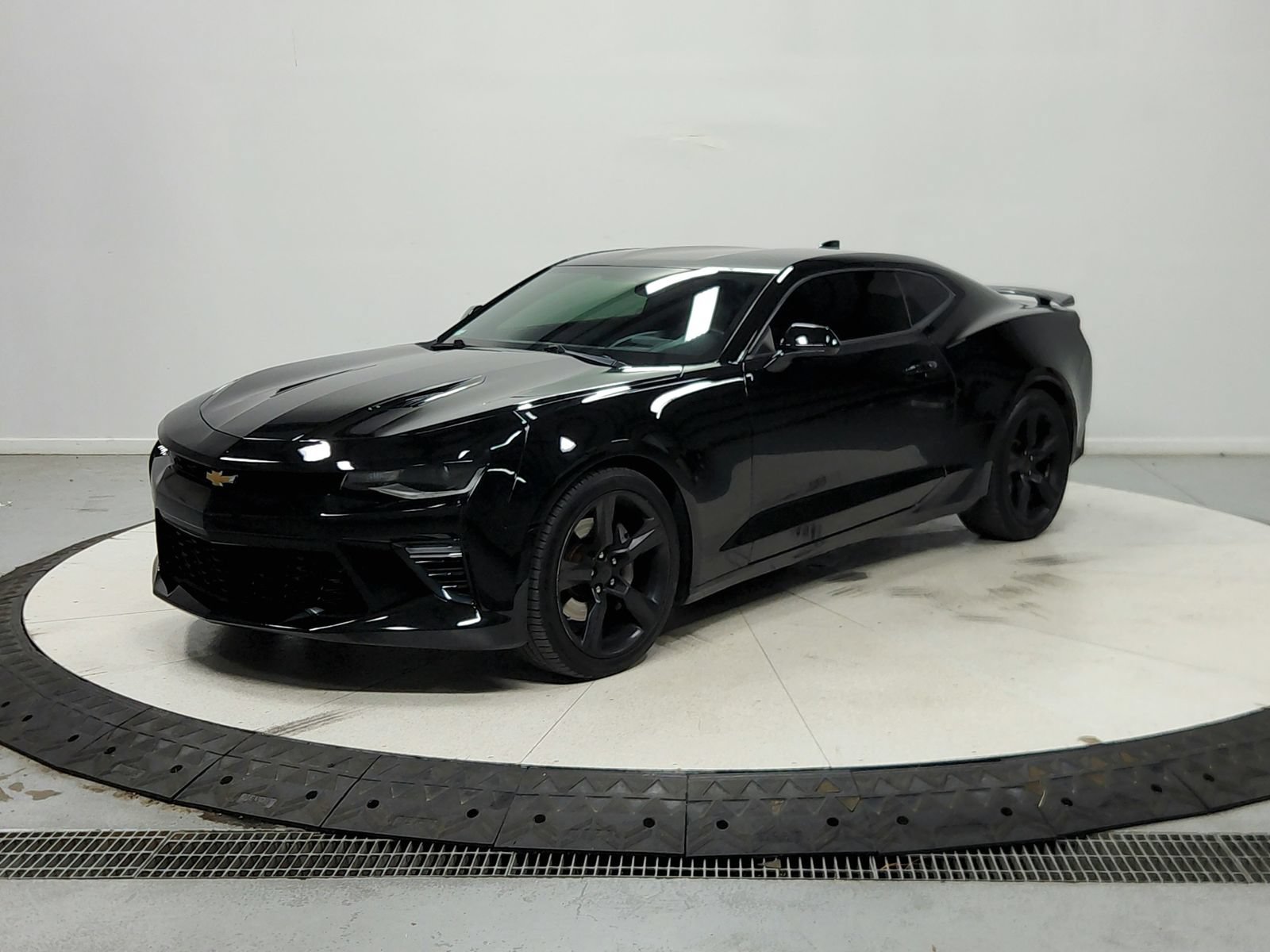Used 2016 Chevrolet Camaro SS RWD image 4