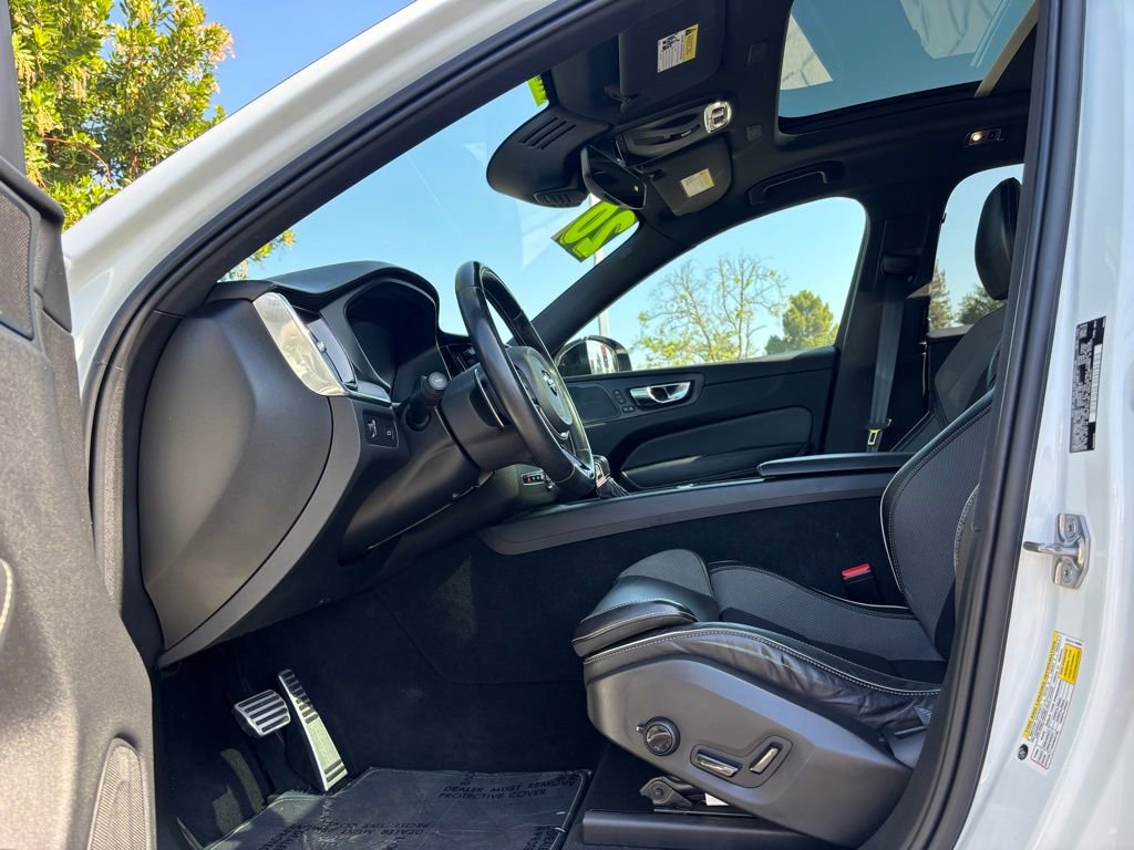Used 2020 Volvo XC60 T5 R-Design image 11