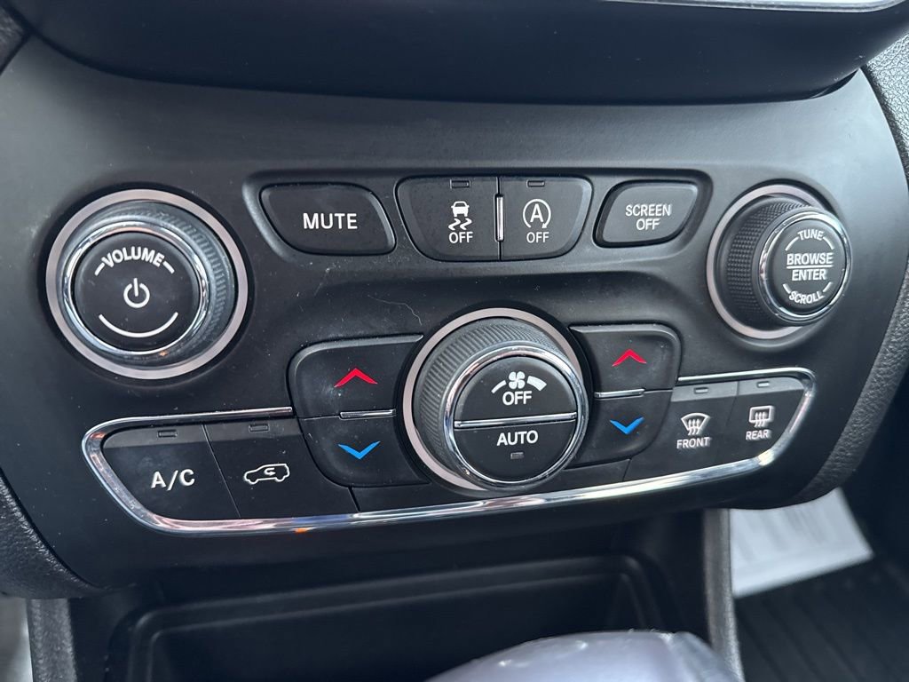 Used 2021 Jeep Cherokee Latitude Lux w/ Comfort/Convenience Group AWD/4WD image 21