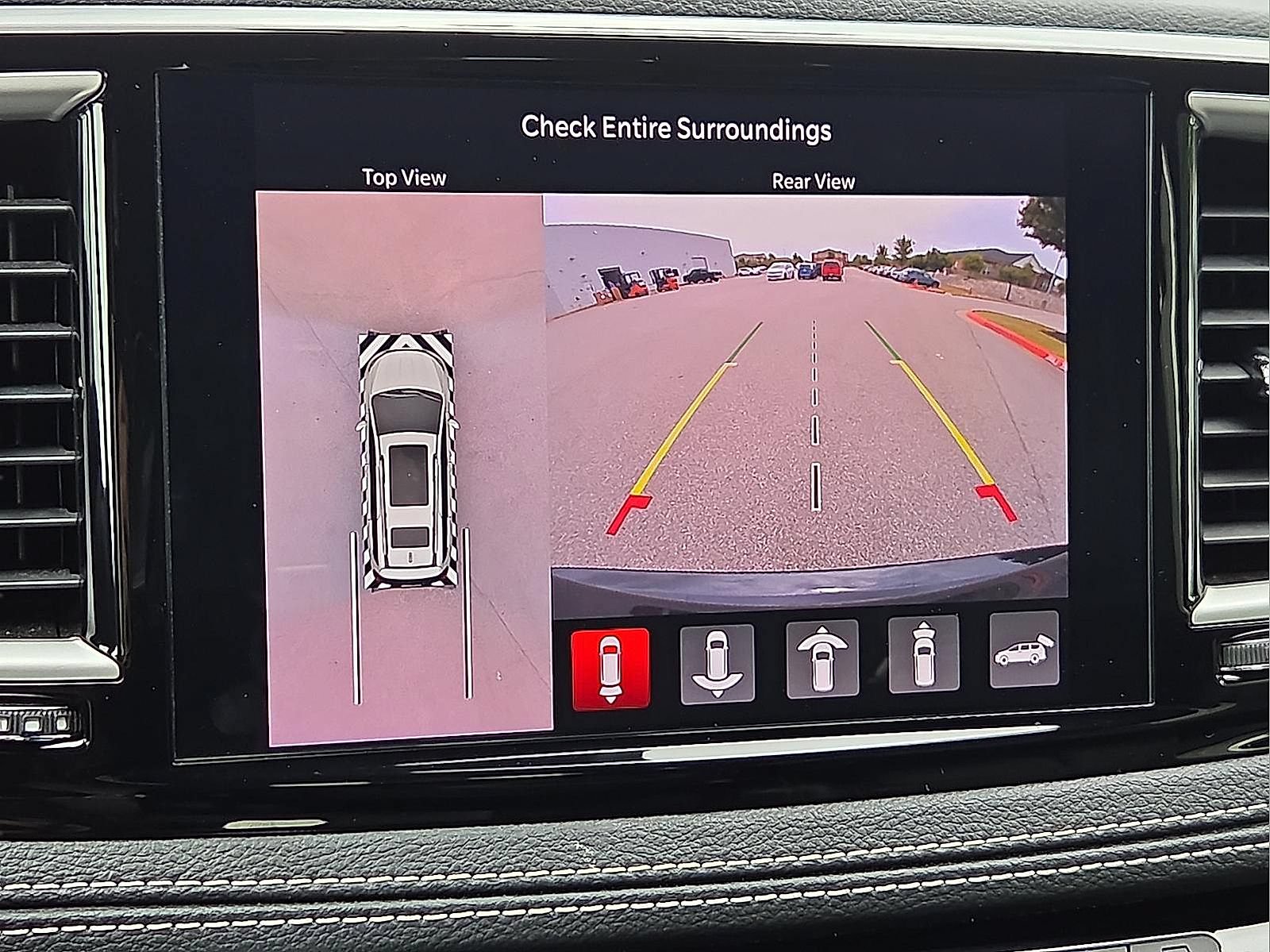 Used 2023 Chrysler Pacifica Touring-L w/ Uconnect Theater Family Group AWD/4WD image 17