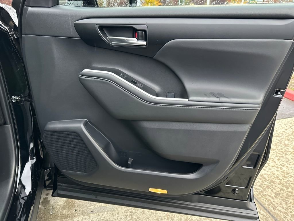 New 2025 Toyota Highlander XSE image 18