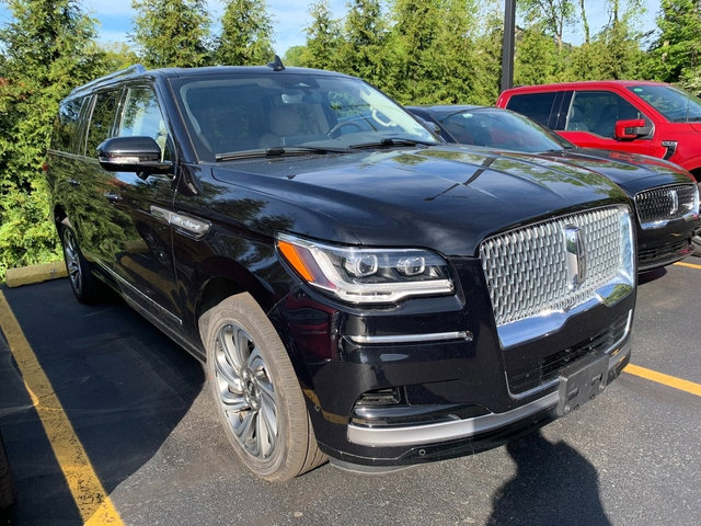 Used 2023 Lincoln Navigator L Reserve AWD/4WD image 4