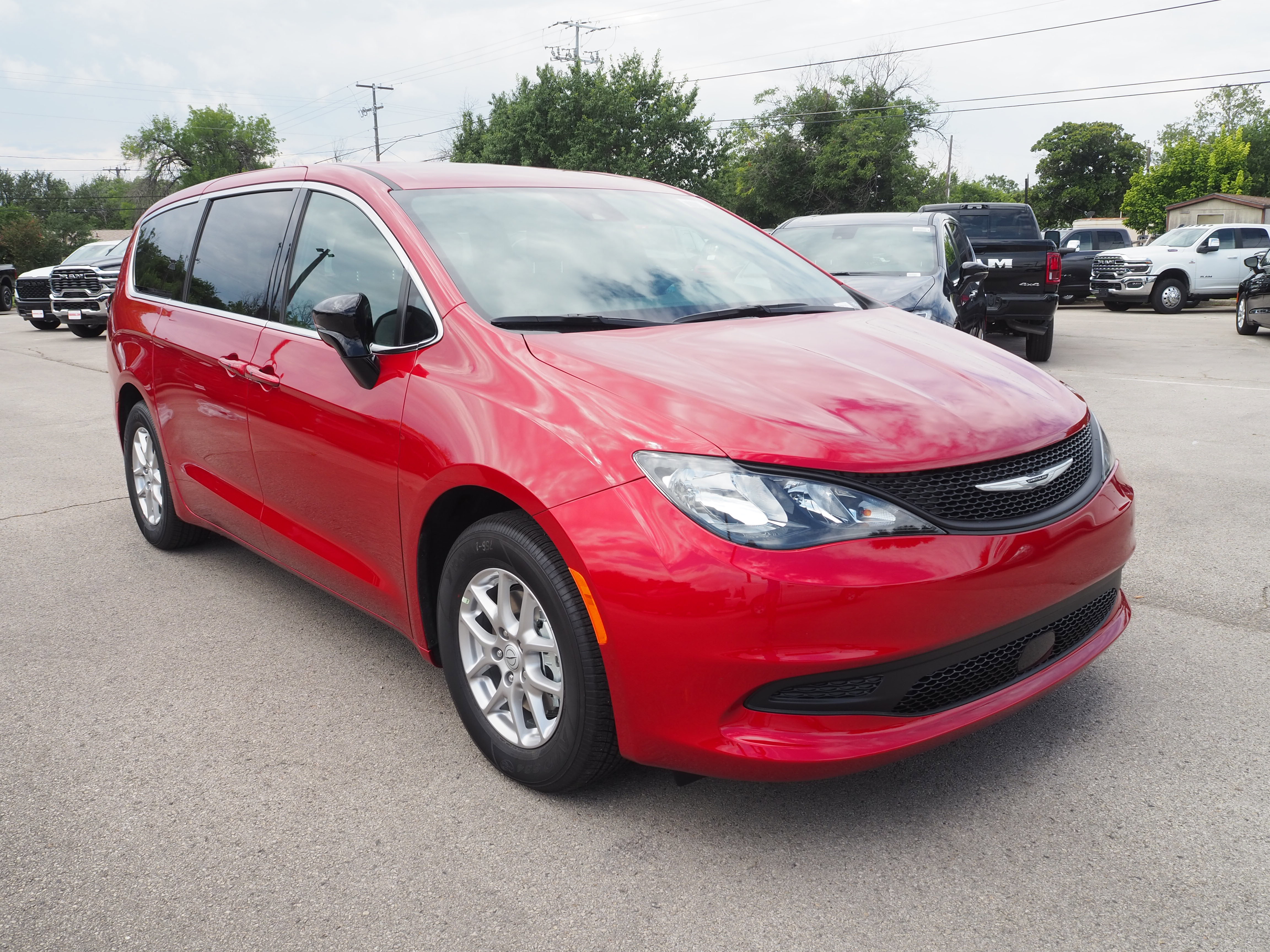 New 2025 Chrysler Voyager LX image 4