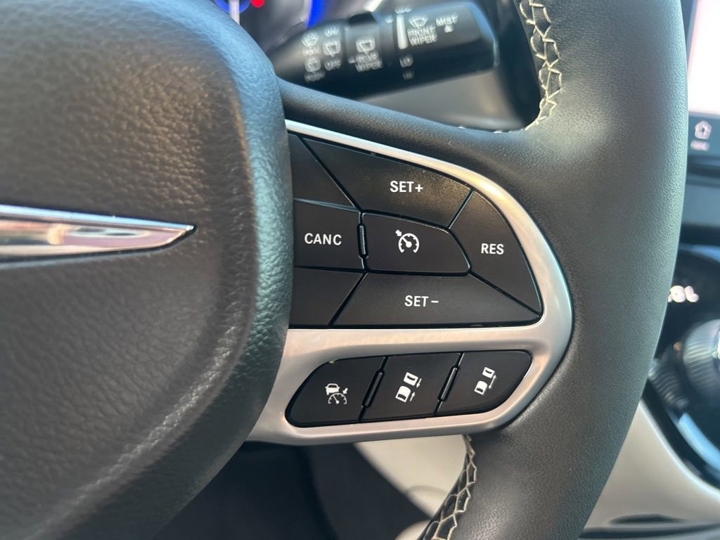 Used 2024 Chrysler Pacifica Touring-L image 21