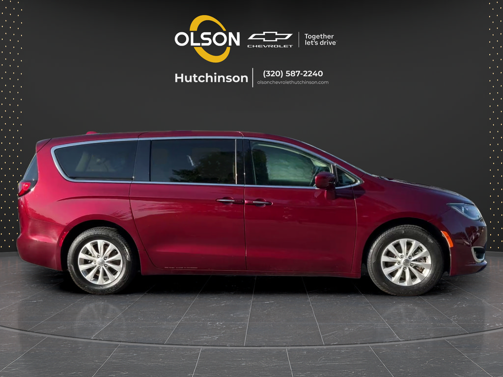 Used 2019 Chrysler Pacifica Touring Plus w/ Cold Weather Group FWD image 11