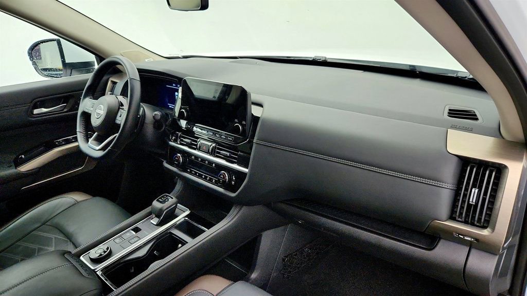 Used 2025 Nissan Pathfinder Platinum image 25
