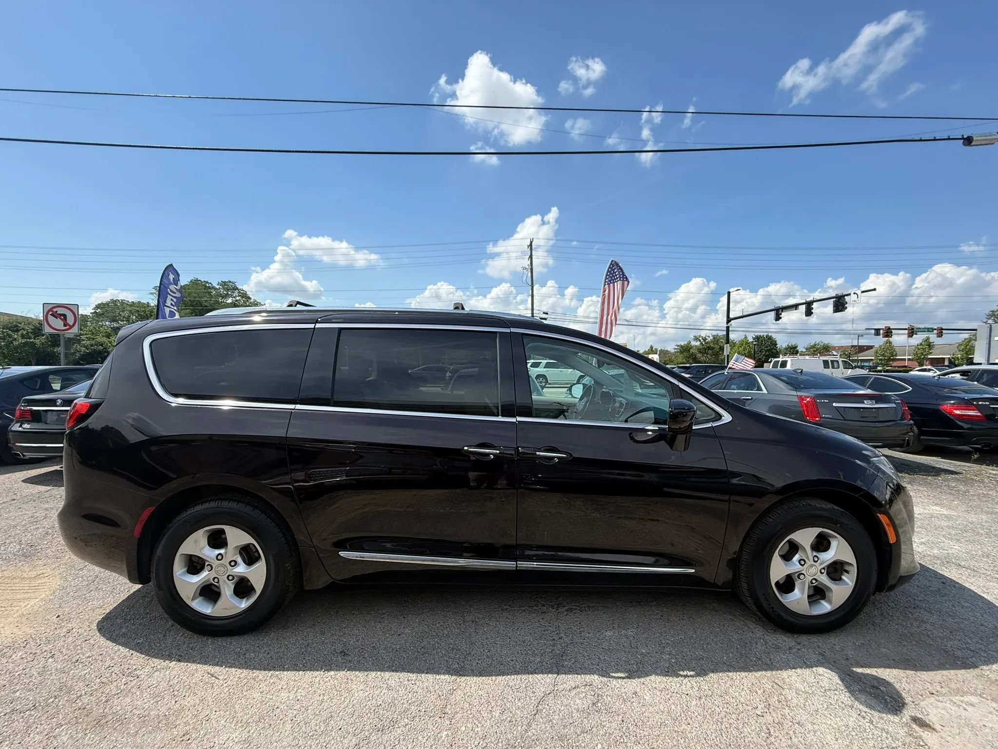 Used 2017 Chrysler Pacifica Touring-L Plus FWD image 5