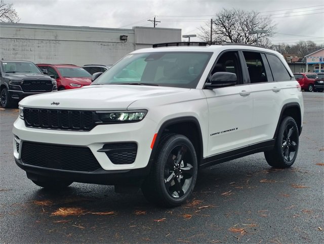 New 2025 Jeep Grand Cherokee Altitude w/ Trailer Tow Package image 10