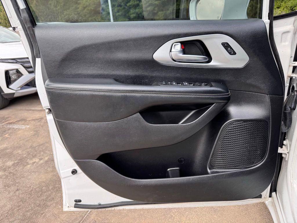 Used 2021 Chrysler Pacifica Touring-L w/ Premium & Safety Sphere Group FWD image 21