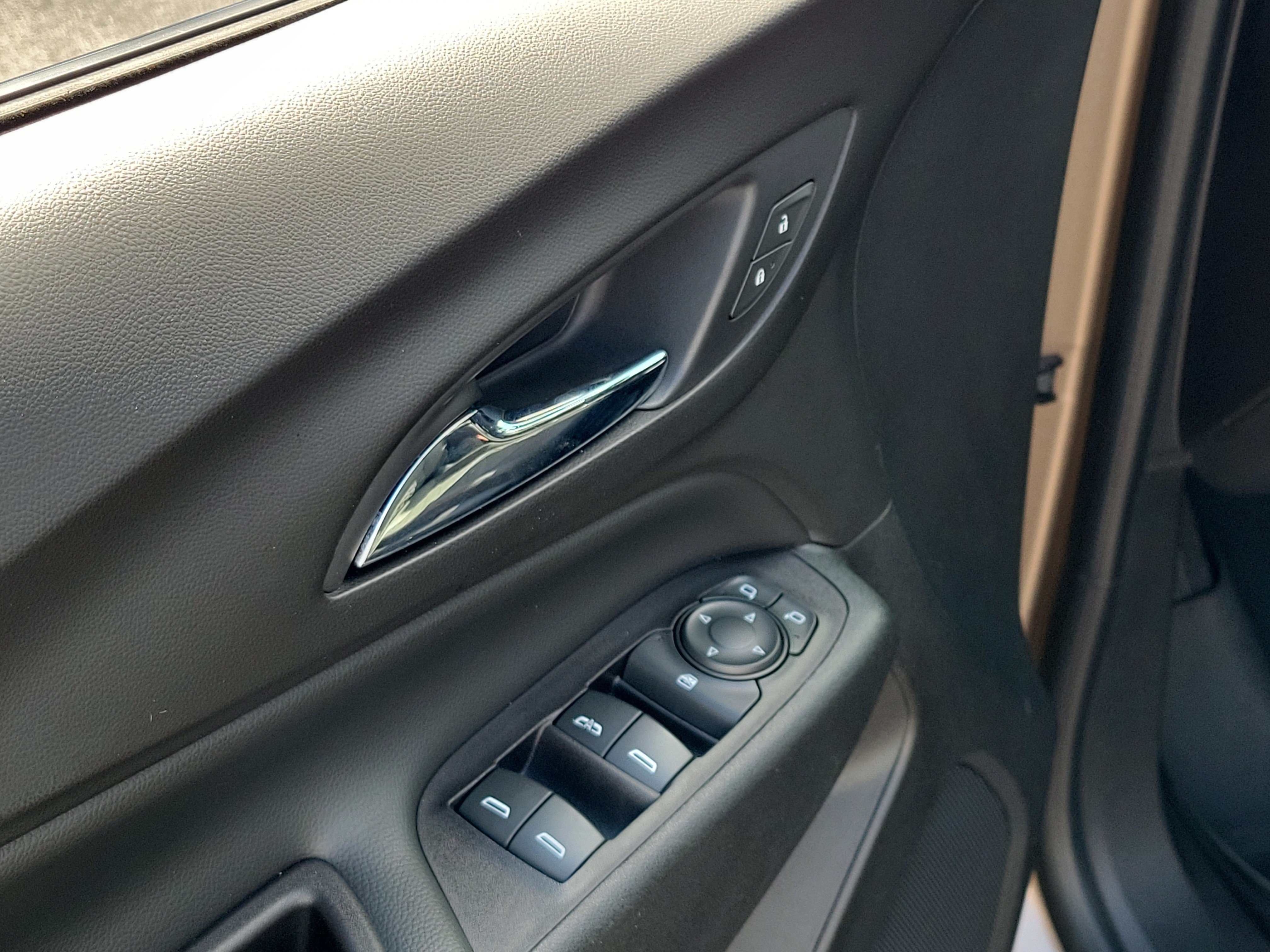 Used 2018 Chevrolet Equinox LT FWD image 21