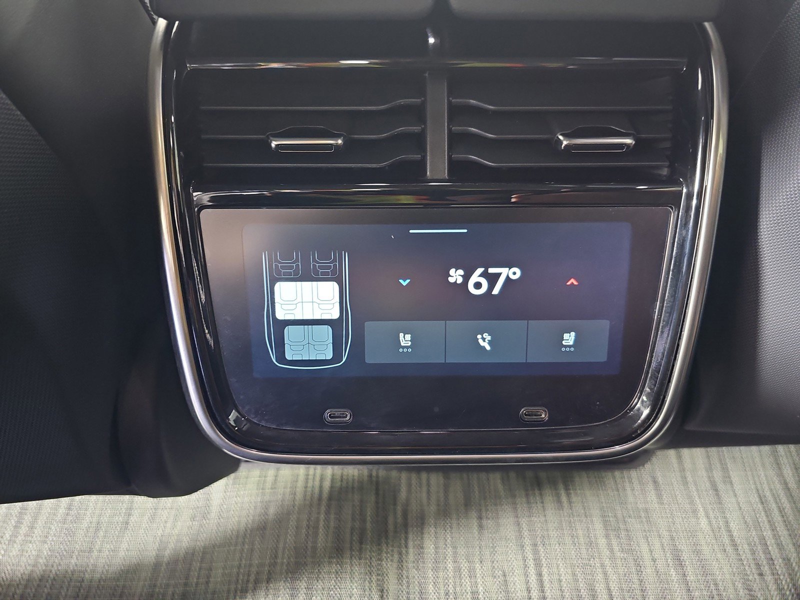 Used 2024 Rivian R1S Adventure image 28