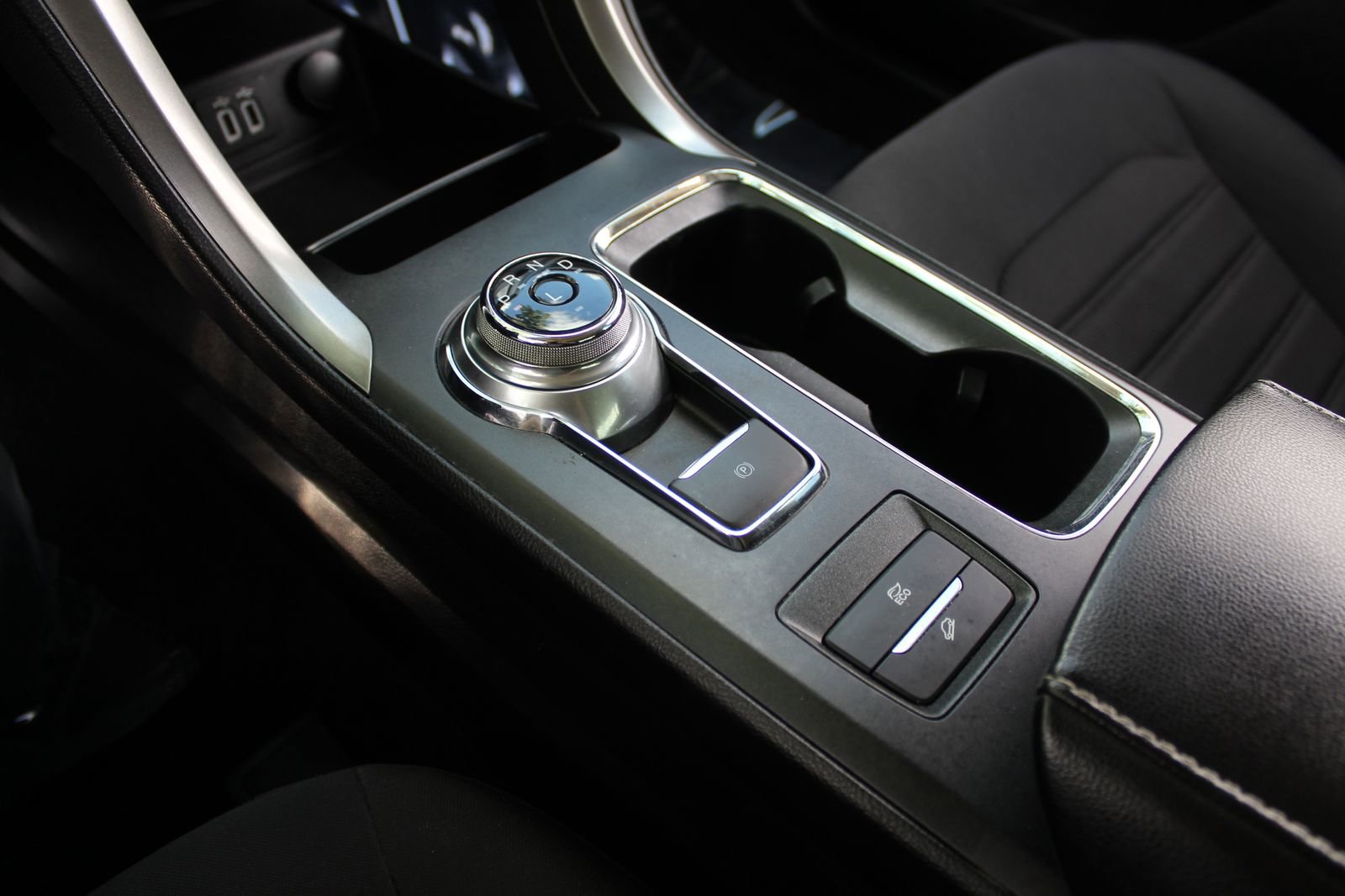 Used 2020 Ford Fusion SE FWD image 18