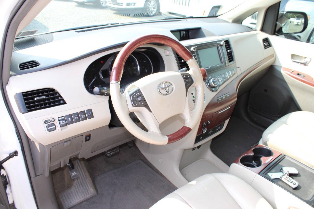 Used 2013 Toyota Sienna Limited w/ Premium Pkg FWD image 13