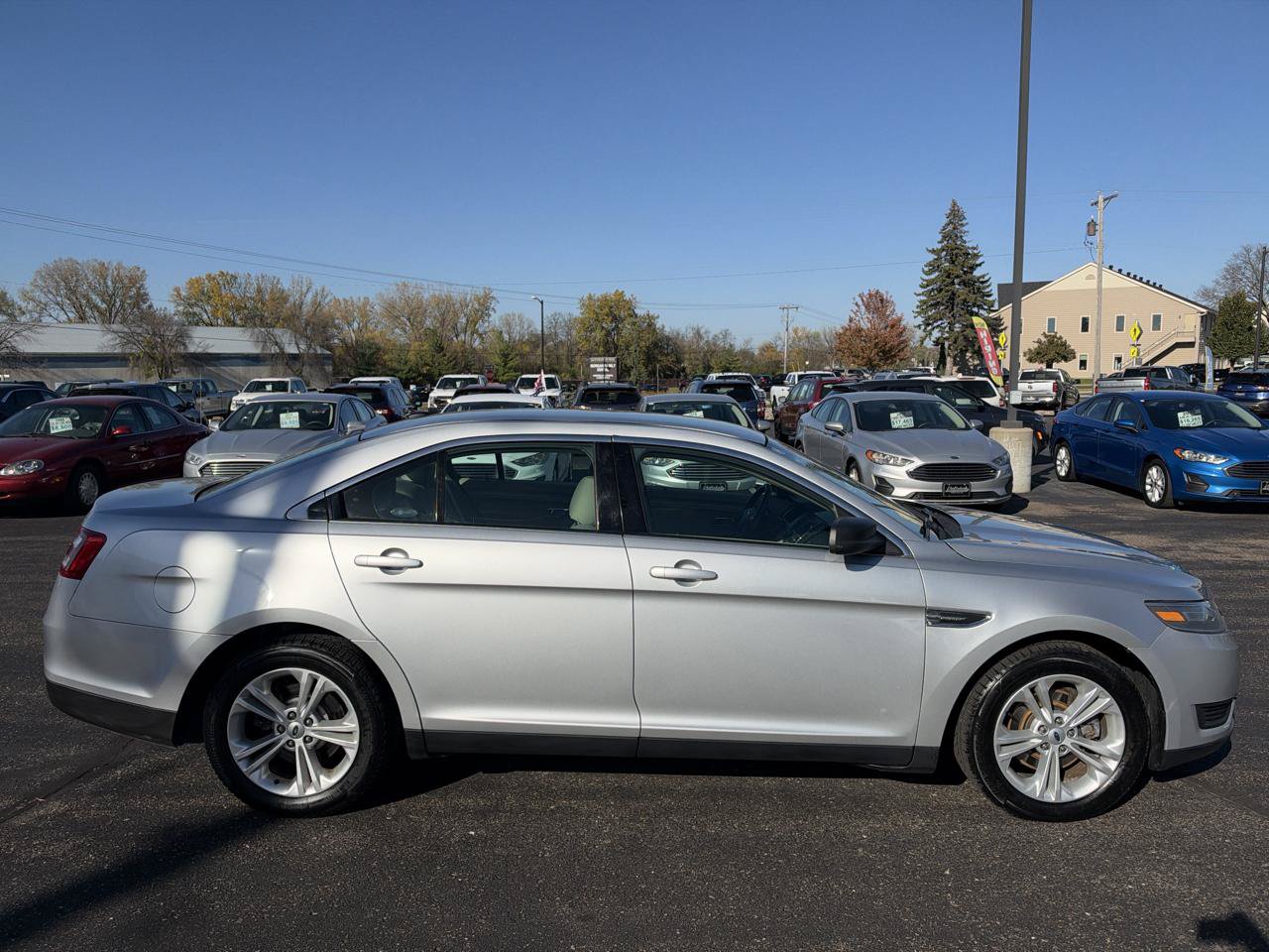 Used 2018 Ford Taurus SE FWD image 2