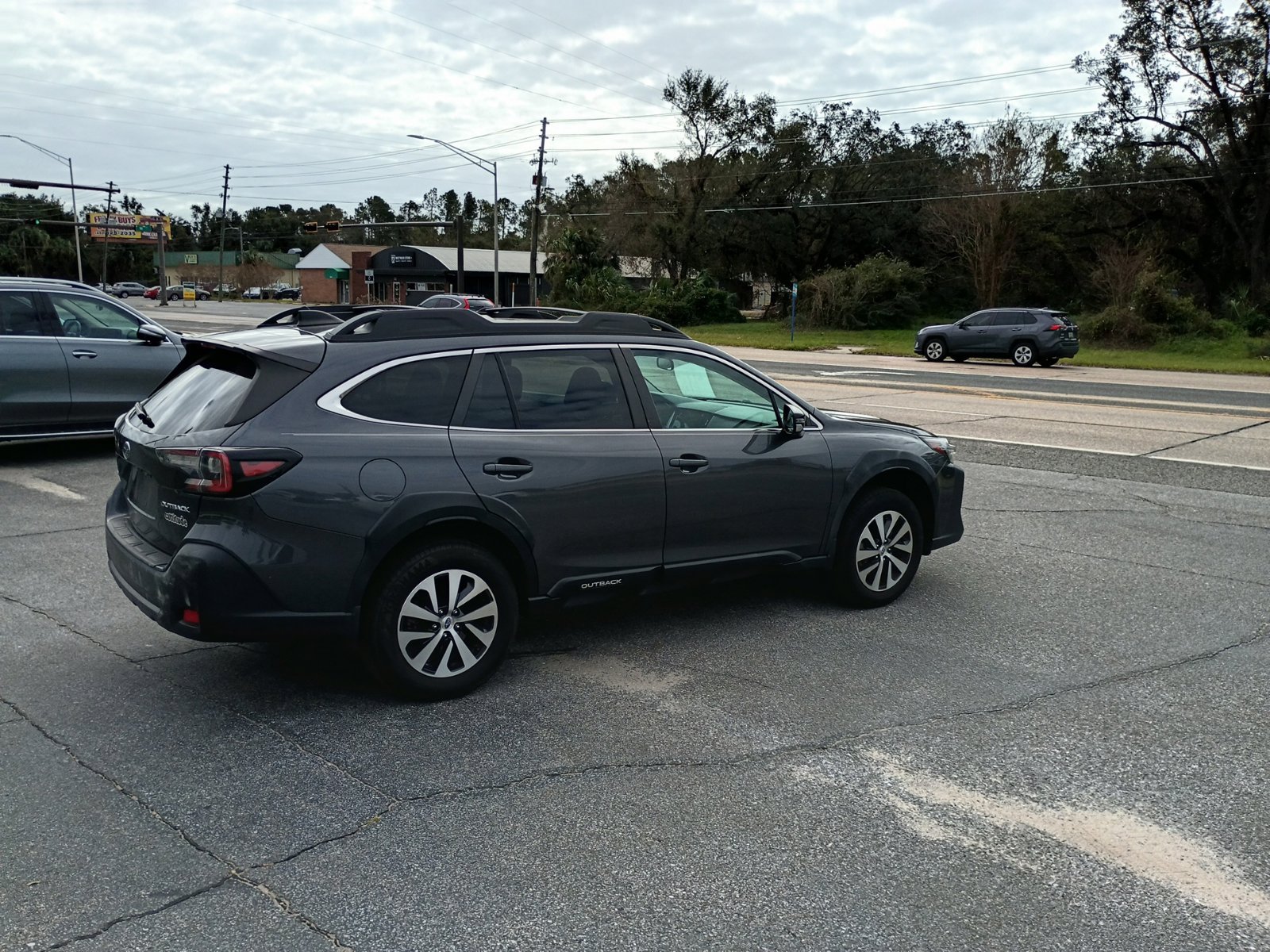 Used 2023 Subaru Outback Premium AWD/4WD image 5