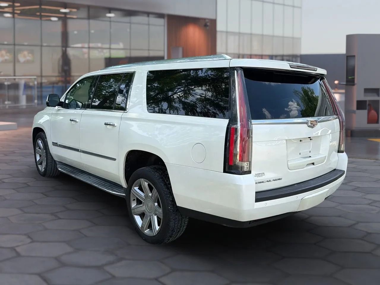 Used 2015 Cadillac Escalade ESV Luxury AWD/4WD image 6