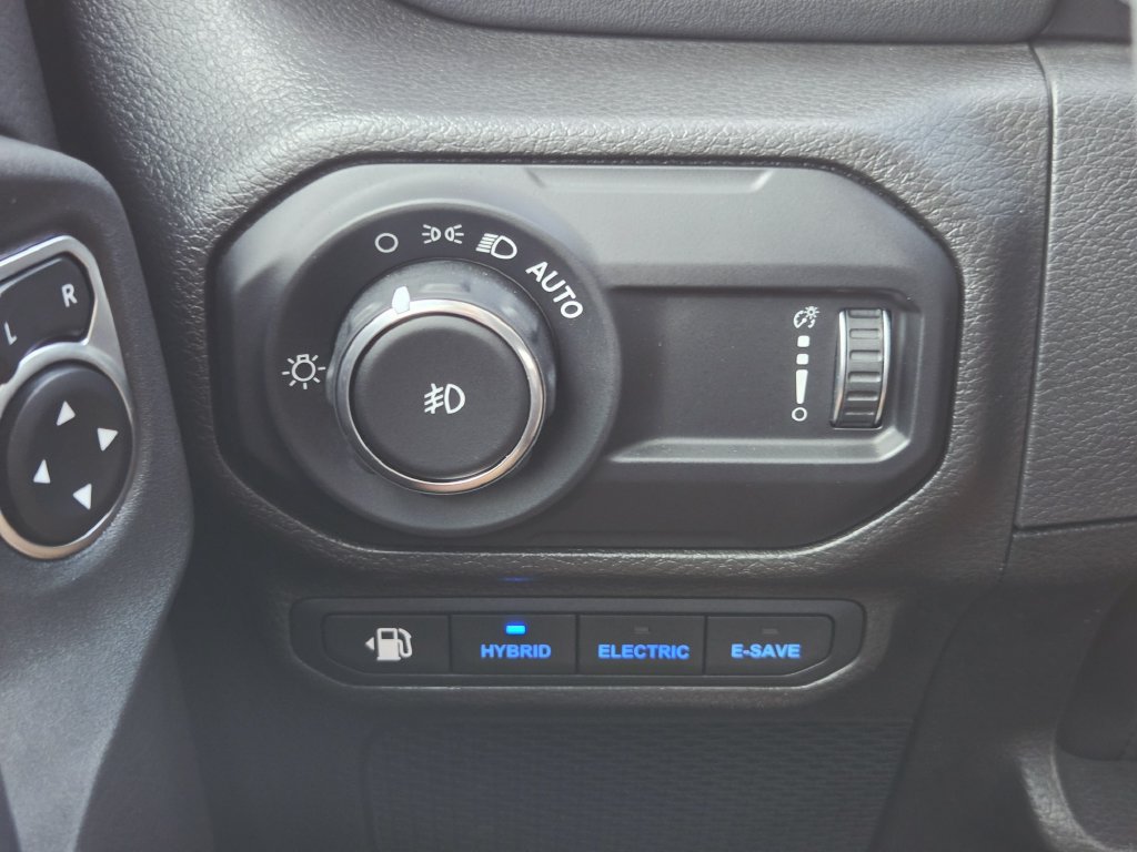 Used 2023 Jeep Wrangler Unlimited Sahara AWD/4WD image 29