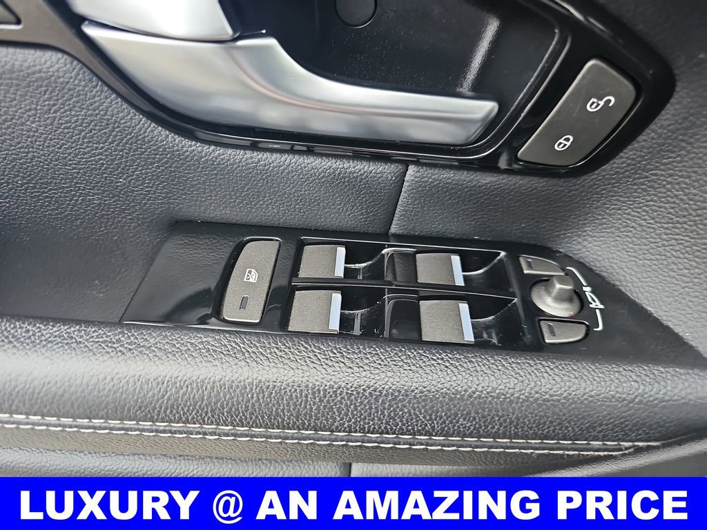 Used 2019 Land Rover Range Rover Evoque SE Premium image 28