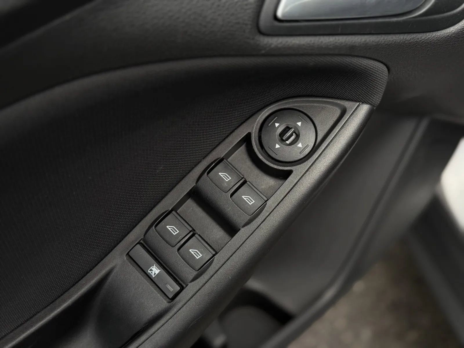 Used 2018 Ford Focus SE w/ Cold Weather Package FWD image 34