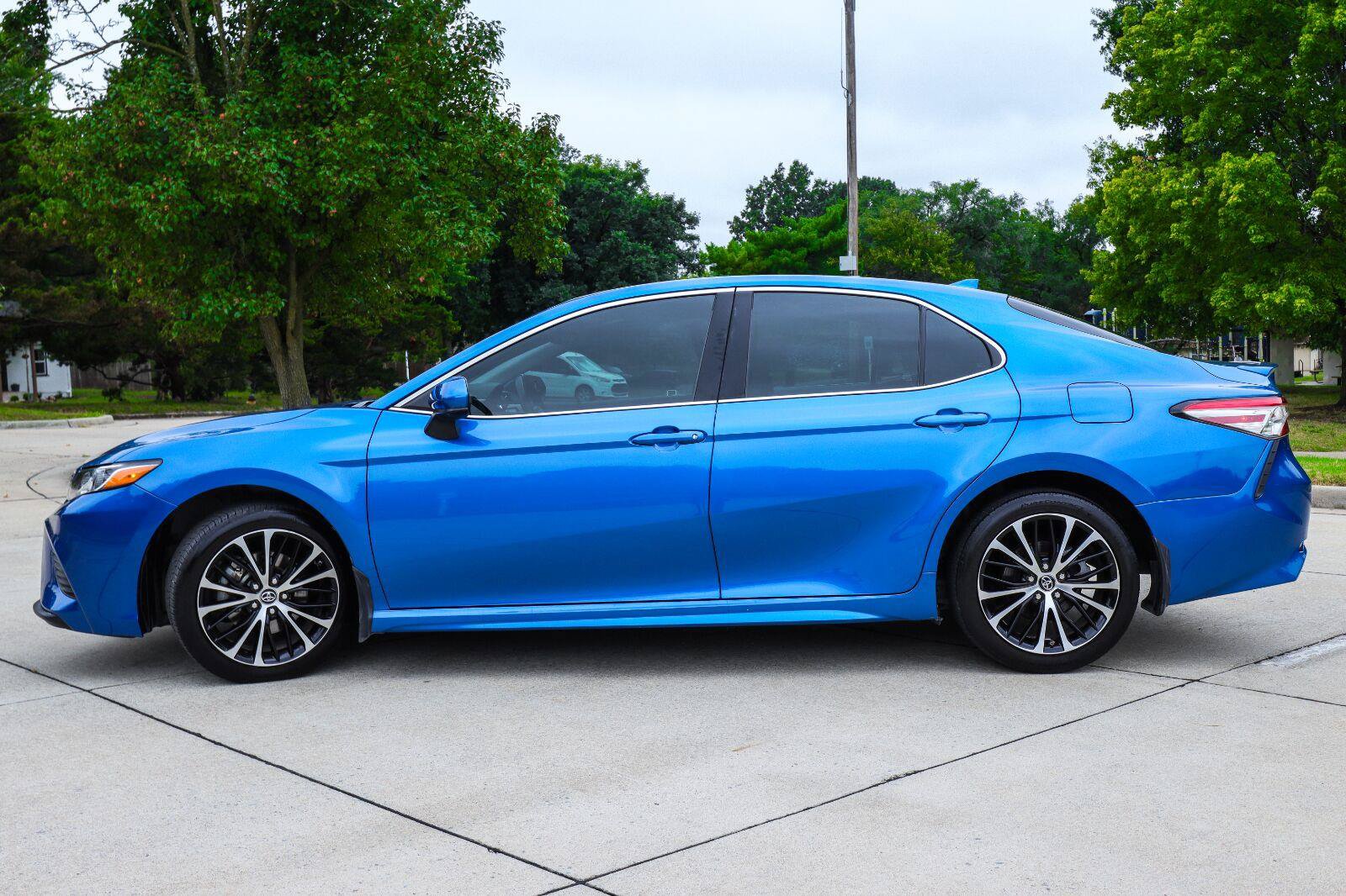 Used 2019 Toyota Camry SE FWD image 4