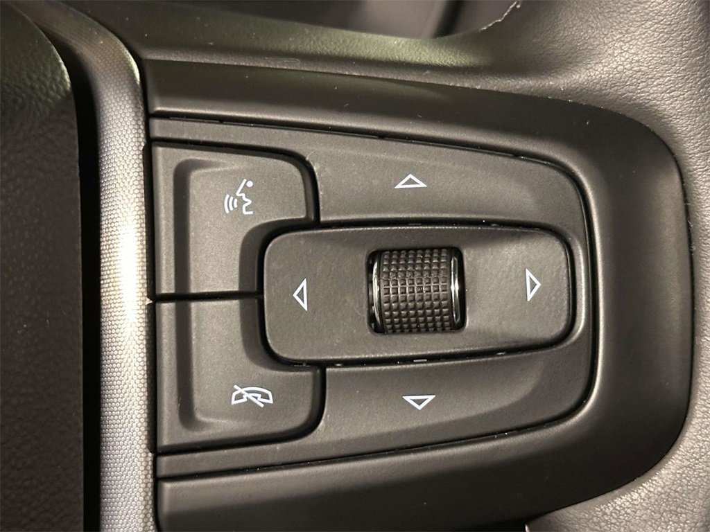 Used 2024 GMC Yukon SLT w/ SLT Luxury Package image 24