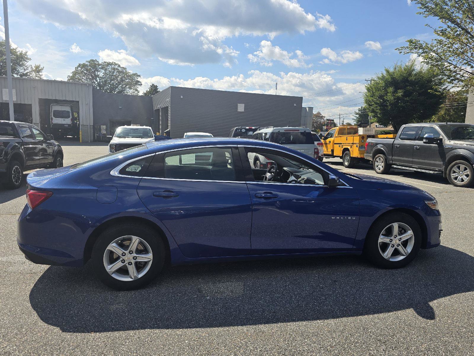 Used 2023 Chevrolet Malibu LT image 2