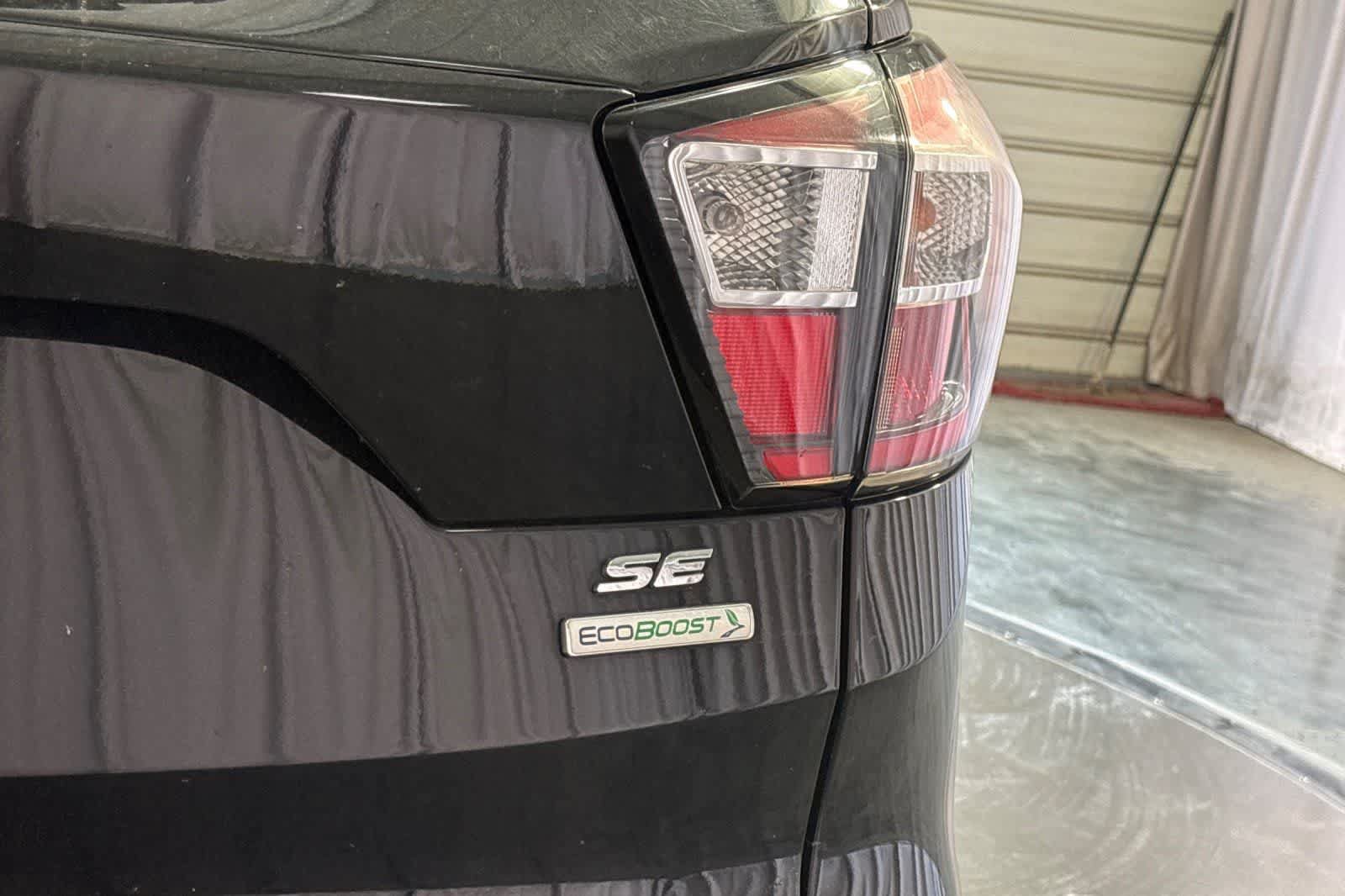Used 2018 Ford Escape SE w/ Ford Safe & Smart Package FWD image 13