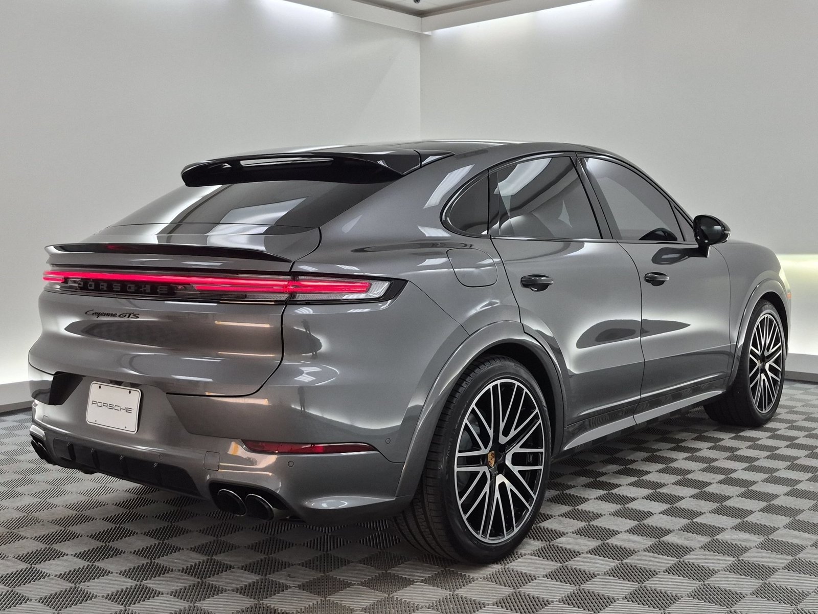 Used 2025 Porsche Cayenne GTS AWD/4WD image 9