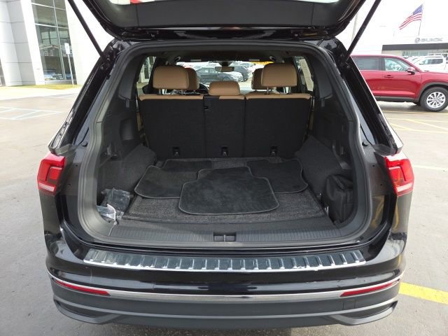Used 2023 Volkswagen Tiguan SE AWD/4WD image 26