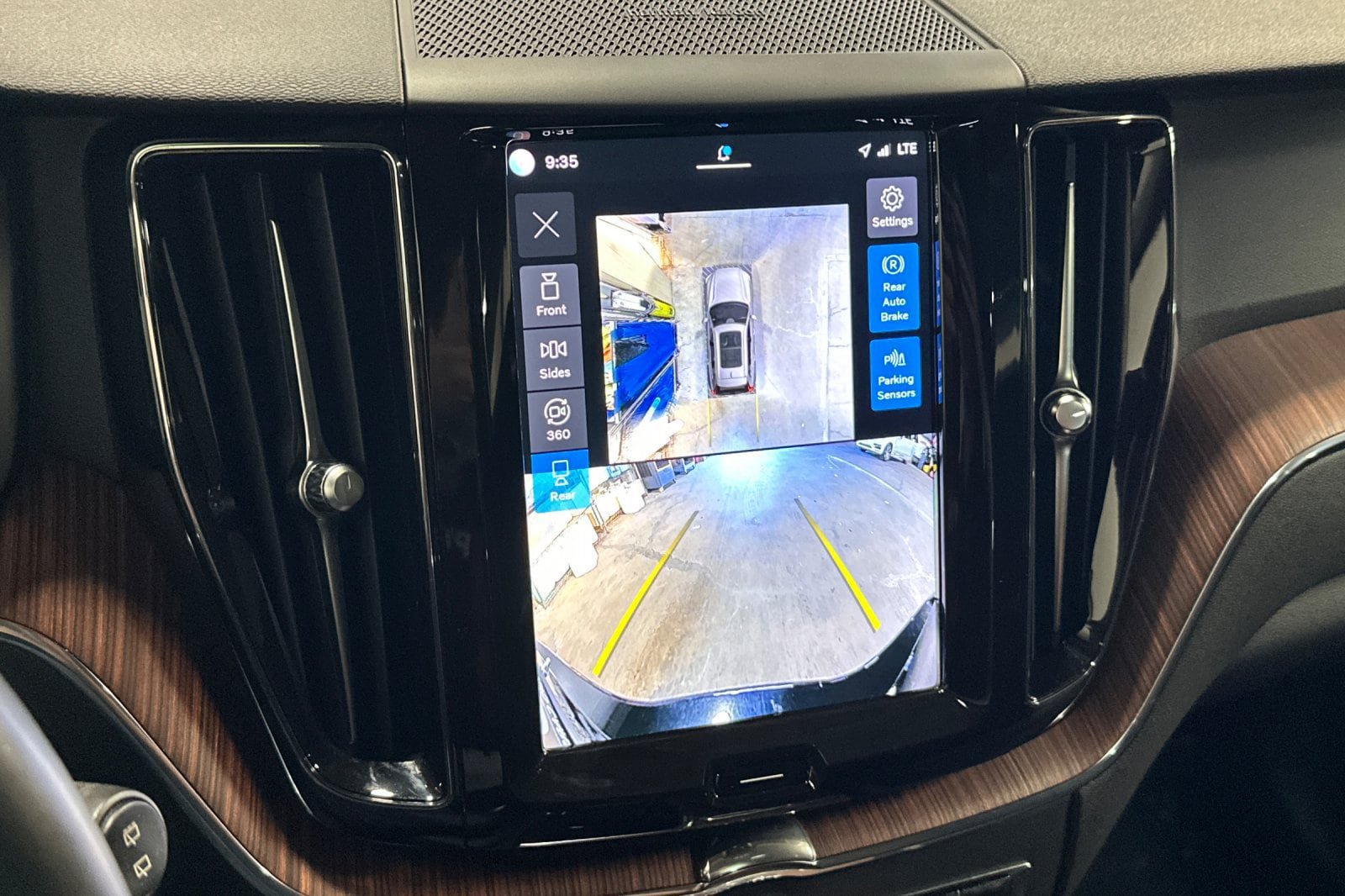 Certified 2024 Volvo XC60 B5 Plus AWD/4WD image 23