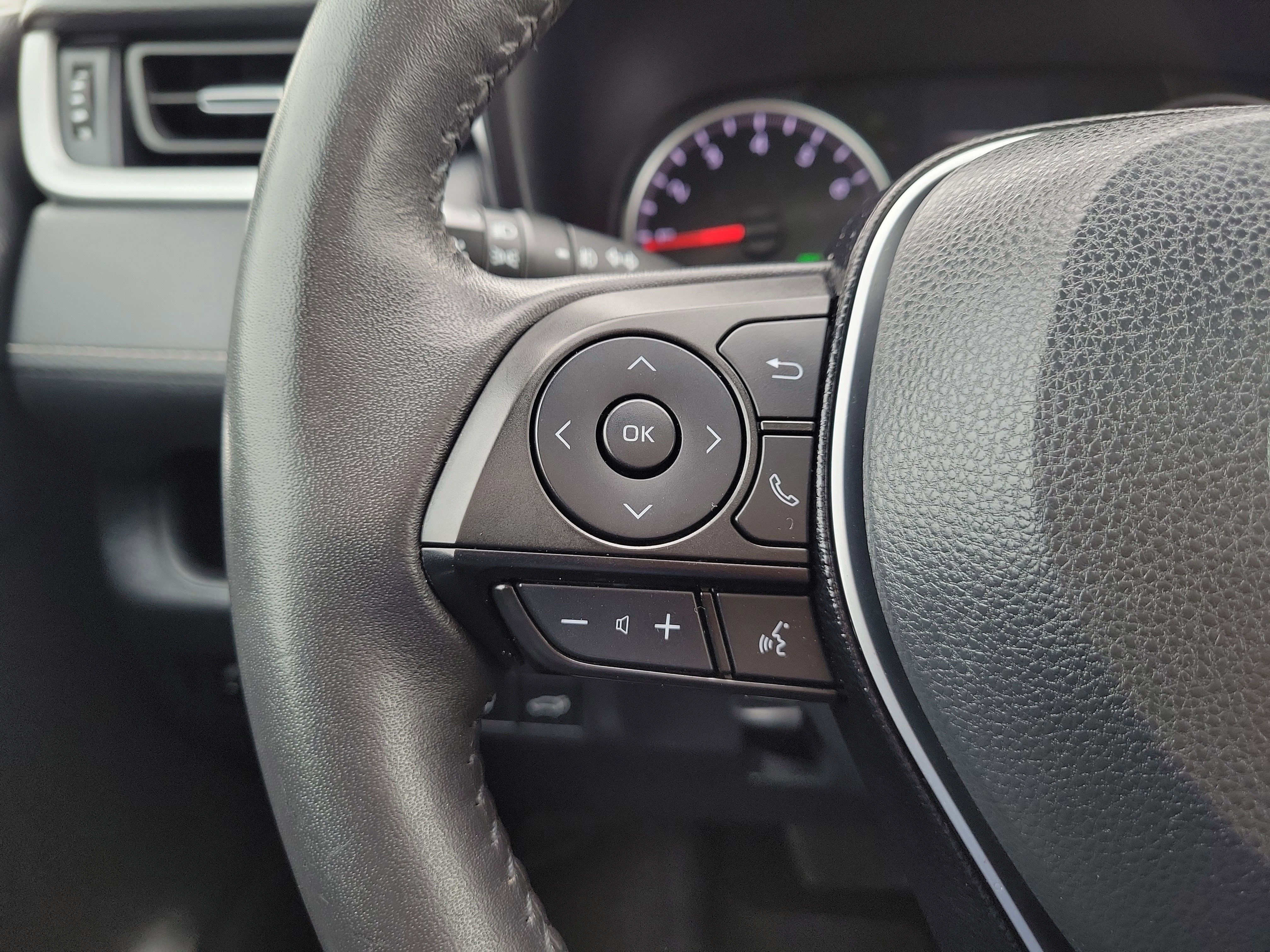 Used 2020 Toyota RAV4 XLE Premium image 24